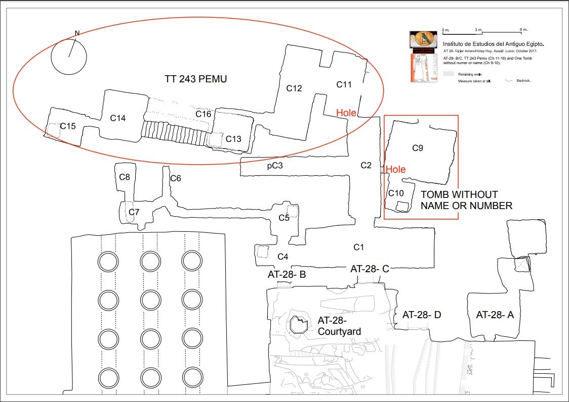 Imagen principal - Plano con las cámaras incorporadas, entrada a la tumba desde el patio del yacimiento. A la derecha, interior de la cámara 12