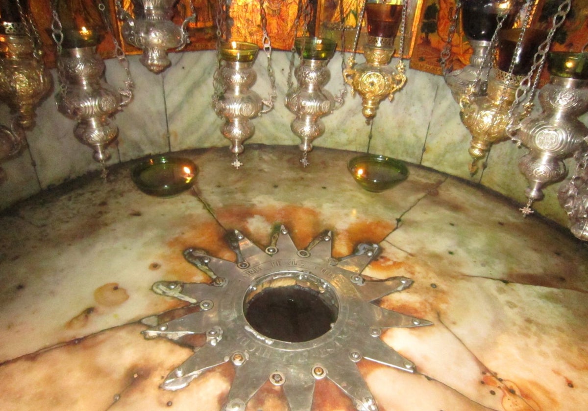La estrella de Belén en la gruta de la Natividad.
