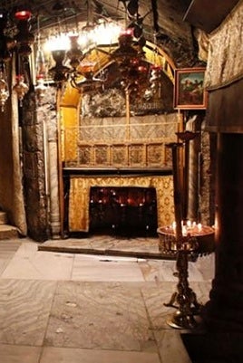 La estrella de Belén en la gruta de la Natividad.