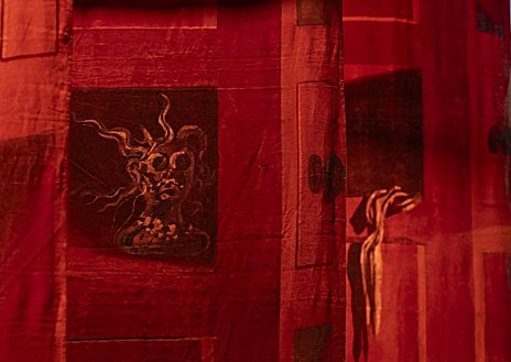 Imagen secundaria 1 - Arriba, detalle del telón de Dalí para el ballet 'Bacchanale'. Sobre estas líneas, a la izquierda, dos detalles más del telón. A la derecha, firma (Gala/S Dalí), rematada con una corona, en la parte trasera