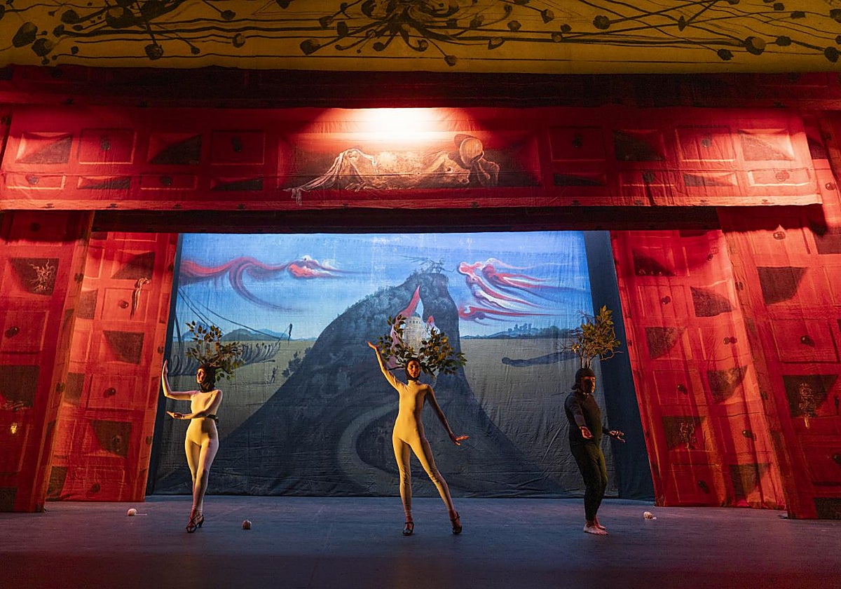 El telón creado por Dalí para el ballet ‘Bacchanale’ luce en el Teatro Fernando de Rojas