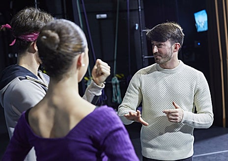 Imagen secundaria 1 - Roberto Piatto y Carla Ferrer ensayan el paso a dos del primer acto de 'El Cascanueces' junto al director de Jacballet José Antonio Checa. El maestro aprovecha para darles las últimas indicaciones antes de la función.
