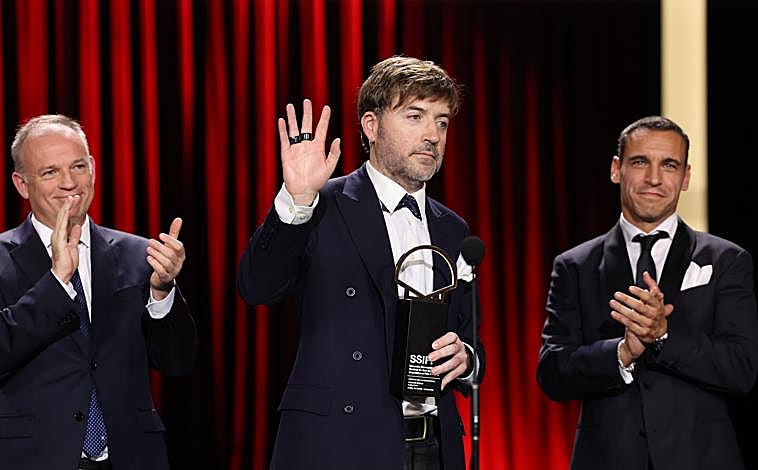 Imagen principal - Albert Serra con la Concha de oro por 'Tardes de soledad'; Pedro Almodóvar con el León de oro de Venecia. Karla Sofía Gascón, mejor actriz de Cannes