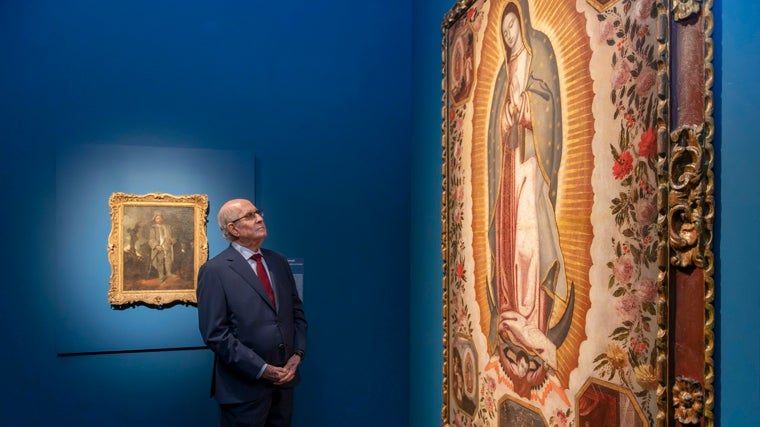 Pérez Simón, ante algunas de sus obras expuestas en CentroCentro