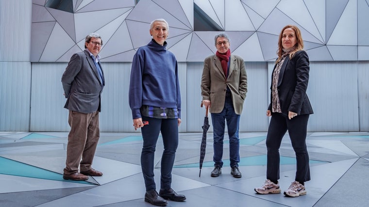 Algunos de los responsables de 'La jaula de los monos', exposición con la que reabrió el Museo ABC