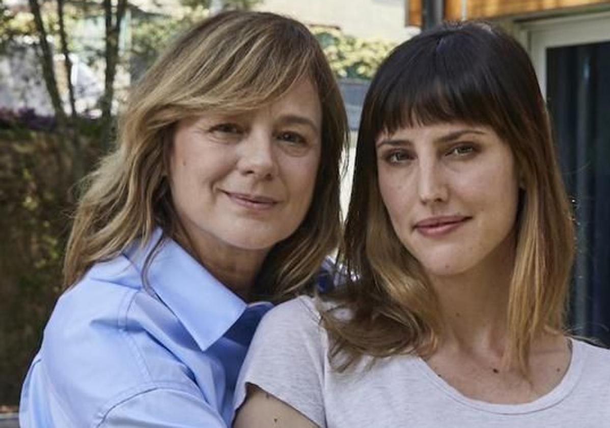 Emma Suárez junto a Natalia de Molina en una imagen promocional de la película 'Desmontando un elefante'