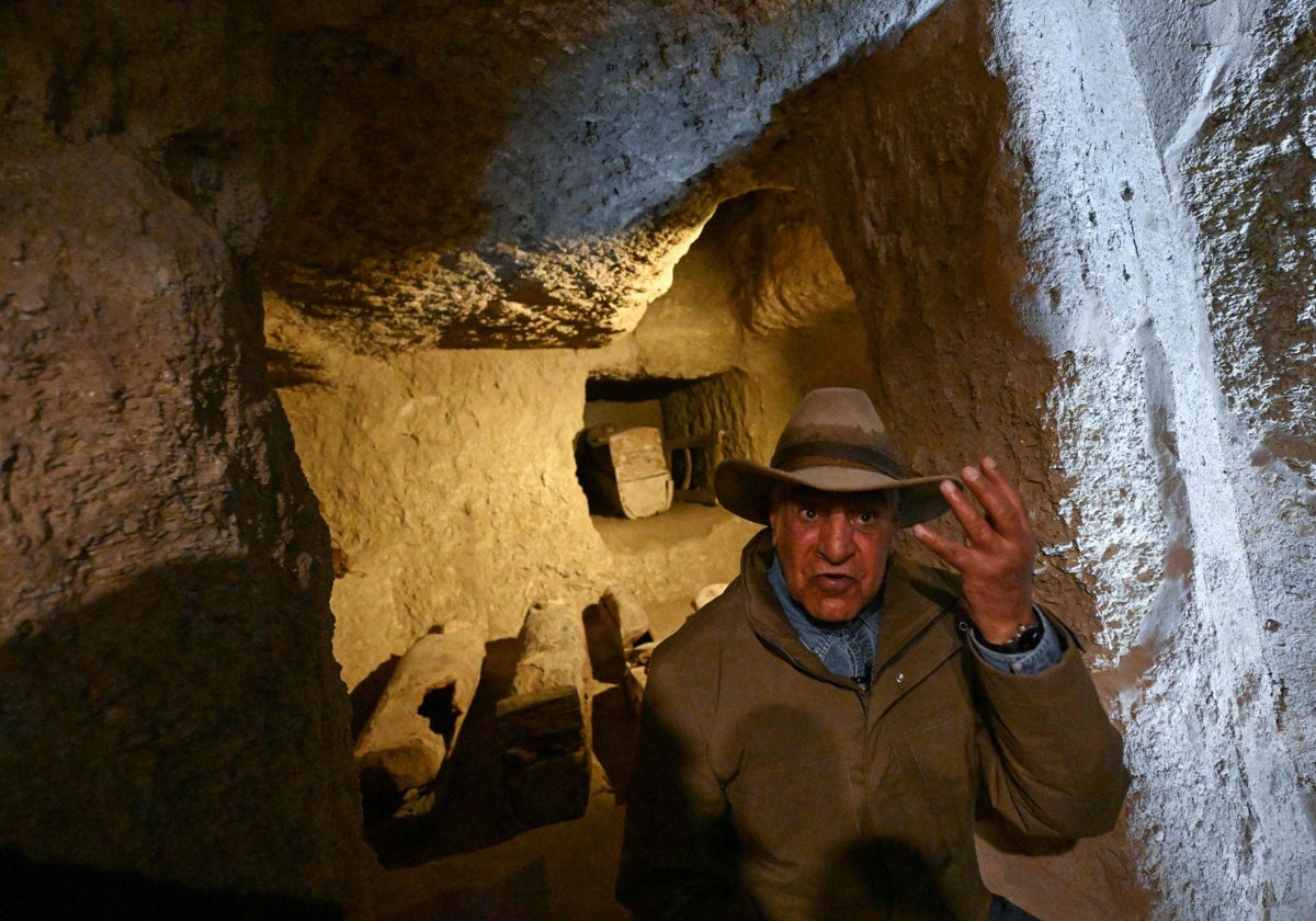 El egiptólogo Zahi Hawass durante la presentación de los hallazgos en Egipto