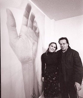 Imagen secundaria 2 - De arriba abajo, los galeristas en 2001 en la inauguración de Eugenio Merino; Ruiz y Parra con Valcárcel Medina; y la galerista con Paco Jarauta en la inauguración de T-20