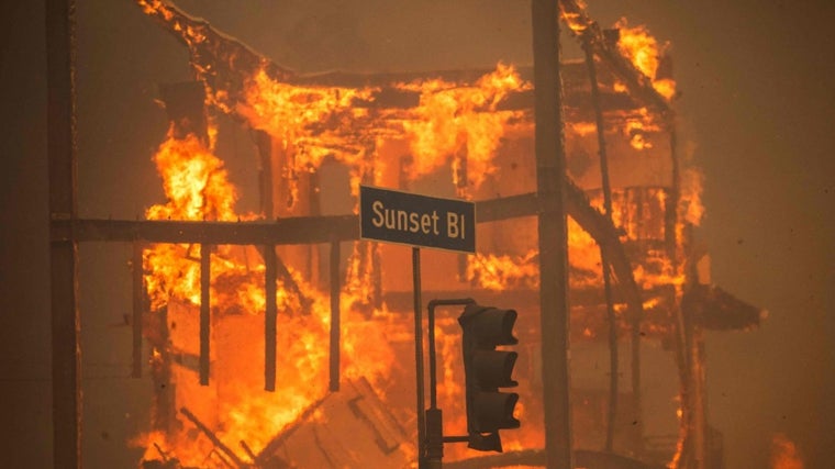 Un edificio en llamas en Sunset Bulevard