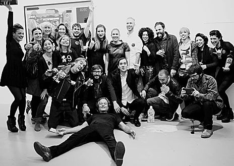 Imagen secundaria 1 - De arriba abajo, Ruiz y Parra en ARCO 2004; reunión de artistas en la inauguración de una expo sobre el punk en T-20; y el salto de la galería a Londres