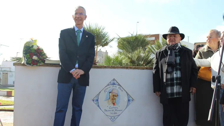 The tile that honors El Cuchara has been inaugurated by the mayor of Utrera, Francisco Jiménez