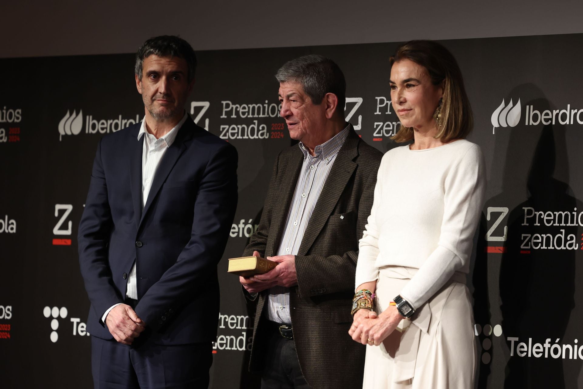Fernando Belzunce, director general editorial de Vocento, el librero y editor Jesús García Sánchez "Chus Visor" (c), acompañados por Carmen Posadas (d)
