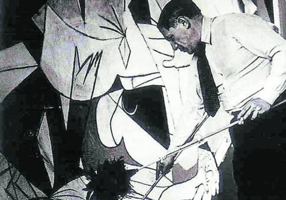 Pablo Picasso trabajando en 'El Guernica'