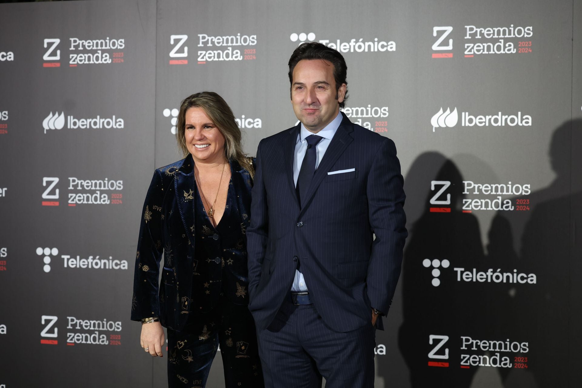 Los periodistas Iker Jiménez y Carmen María Porter posan a su llegada al photocall de los Premios Zenda