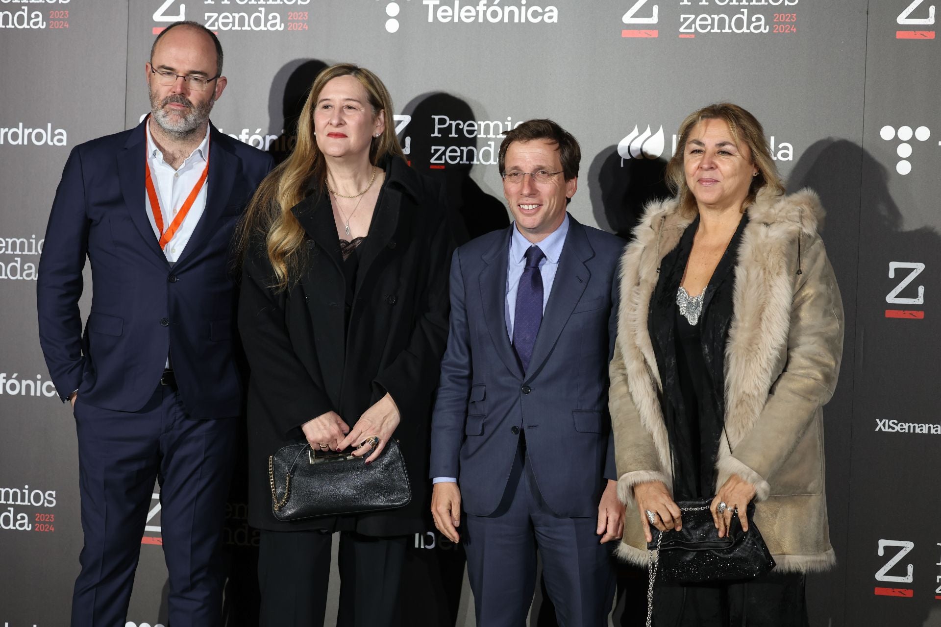 El alcalde de Madrid, José Luis Martínez Almeida (2d) y el periodista Leandro Pérez (i) posan a su llegada al photocall de los Premios Zenda