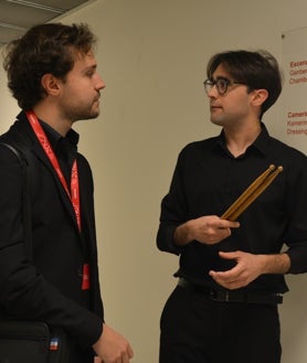 Imagen secundaria 2 - Arriba: El maestro invitado Vasily Petrenko ensaya junto a la Jonde. Izquierda: Almudena Quintanilla, primer violín, durante el ensayo. Derecha: Fidel Fernández y Jorge Mora antes del concierto