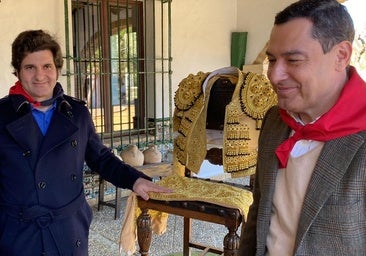 Morante de la Puebla le regala un traje de torear a Juanma Moreno por su apoyo a los toros: «Lo voy a poner en el mejor sitio de San Telmo»