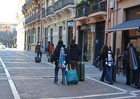 Imagen secundaria 1 - Arriba: El equipo técnico y artístico de la Jonde. Derecha: Algunos miembros de la Jonde durante la gira. Izquierda: Paco Martín junto a los instrumentos de la orquesta