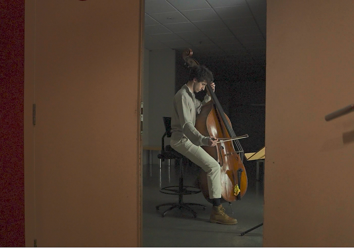 Un joven músico de la Jonde estudiando antes del ensayo en el Auditorio de Zaragoza