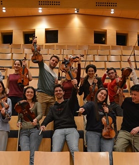 Imagen secundaria 2 - Los miembros de la Jonde junto a sus respectivos compañeros y profesores antes de que empiece el ensayo 'tutti' junto a la orquesta