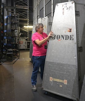 Imagen secundaria 2 - Arriba: El equipo técnico y artístico de la Jonde. Derecha: Algunos miembros de la Jonde durante la gira. Izquierda: Paco Martín junto a los instrumentos de la orquesta