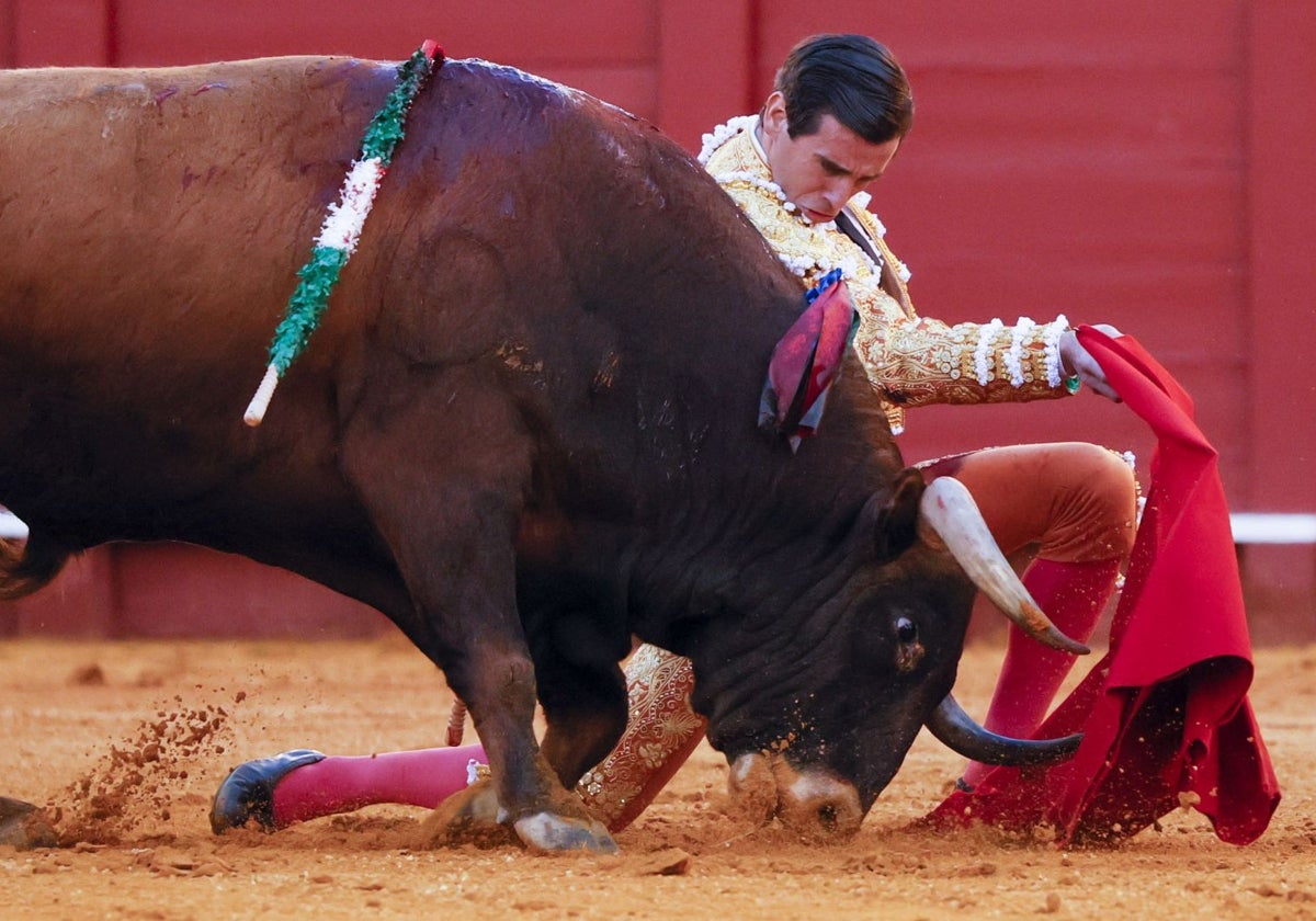 Juan Ortega, en un pase de pecho de rodillas al toro Florentino de Domingo Hernández