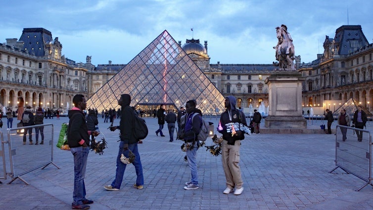 Crisis histórica en el Museo del Louvre: «Es un espacio inhospitalario»