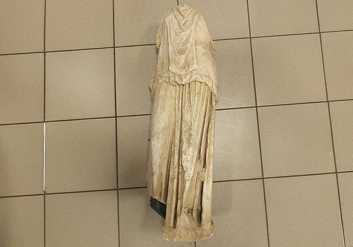 Detalle de la estatua hallada en una calle de Tesalónica