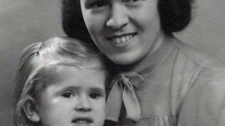 El pequeño, junto a su madre