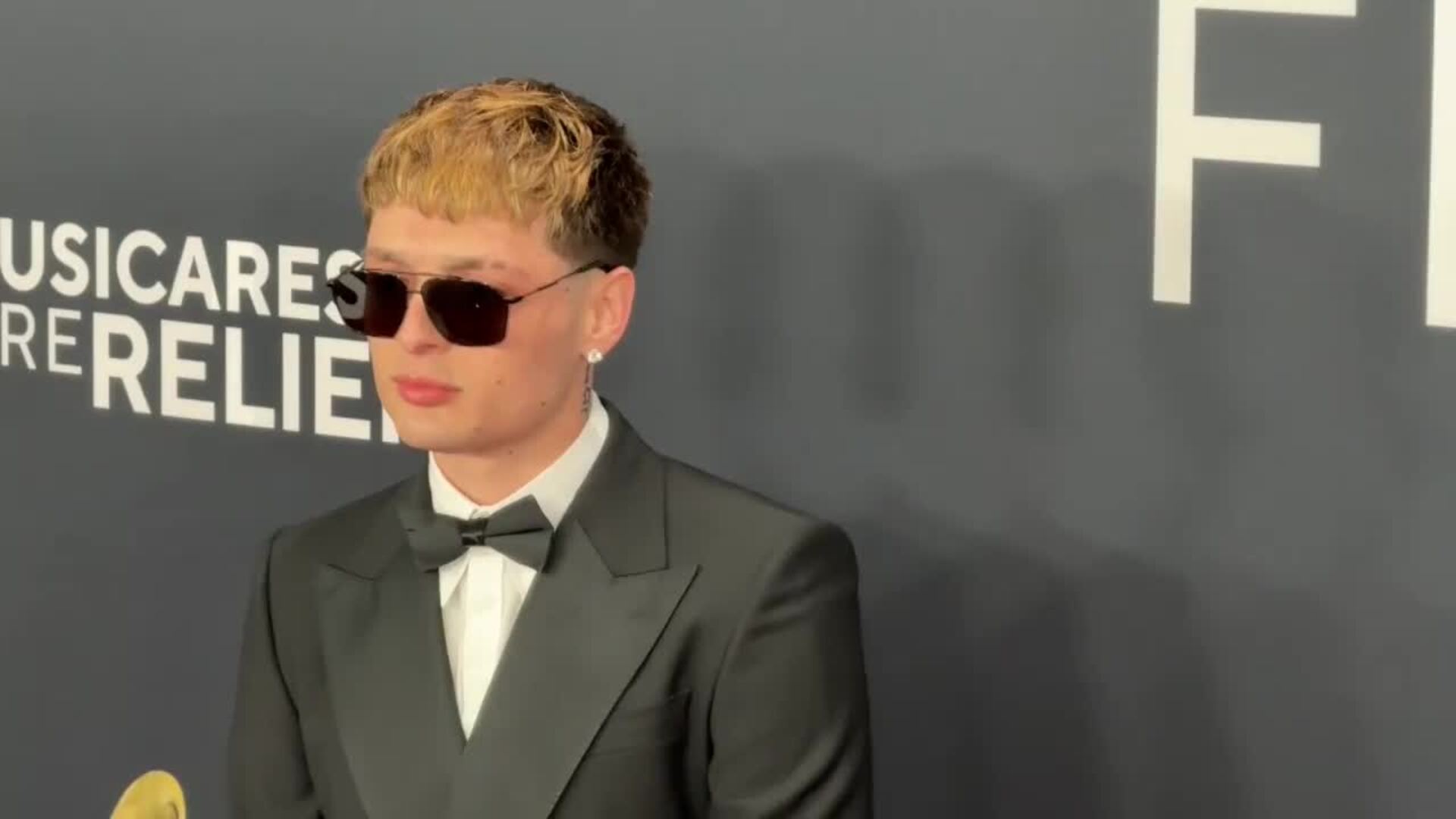 Peso Pluma sorprende con nuevo look en la alfombra roja de los Grammy