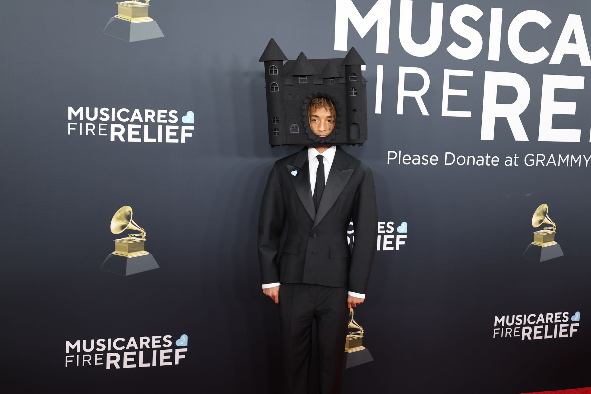 Jayden Smith sorprendió a todos con un peculiar look donde destacaba un castillo a modo de casco.