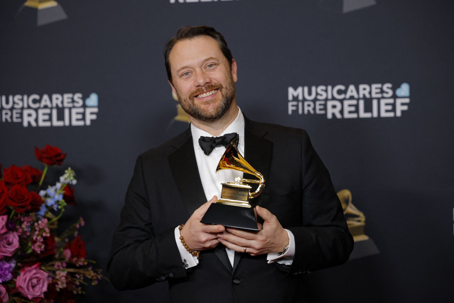Jason Carter, nieto del expresidente estadounidense Jimmy Carter, posa en la sala de prensa con el premio a la Mejor Grabación de Audiolibro, Narración y Narración
