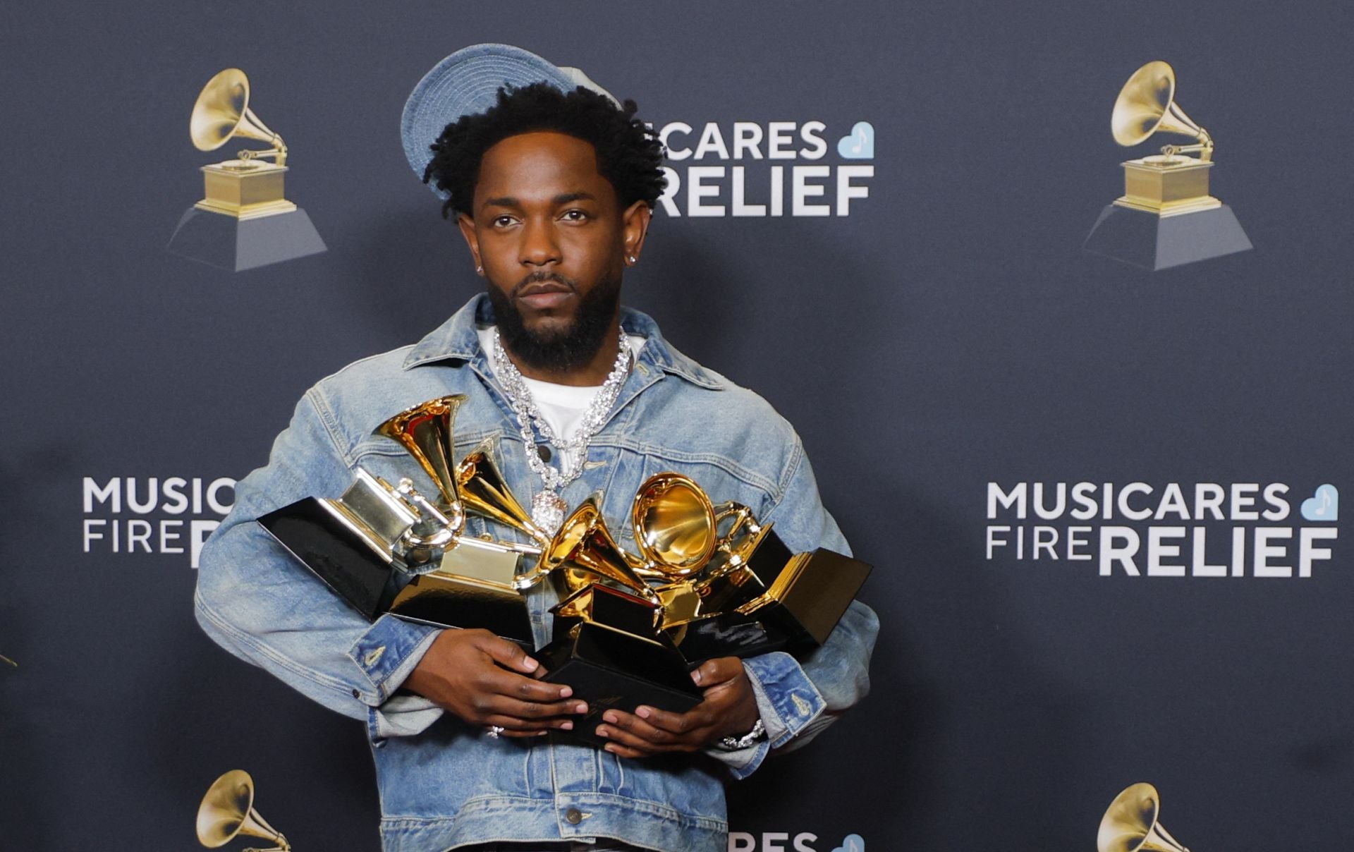 Kendrick Lamar se convirtió en el gran triunfador de la noche al llevarse cinco galardones.