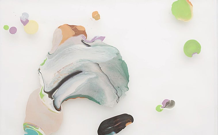 Imagen principal - De arriba abajo, ‘Neuseeland’, de Helmut Dorner; obra de José Fiol del conjunto 'The Green Fog'; y ‘La XXVII Historia del rostro (Lejia)’, de Dittborn