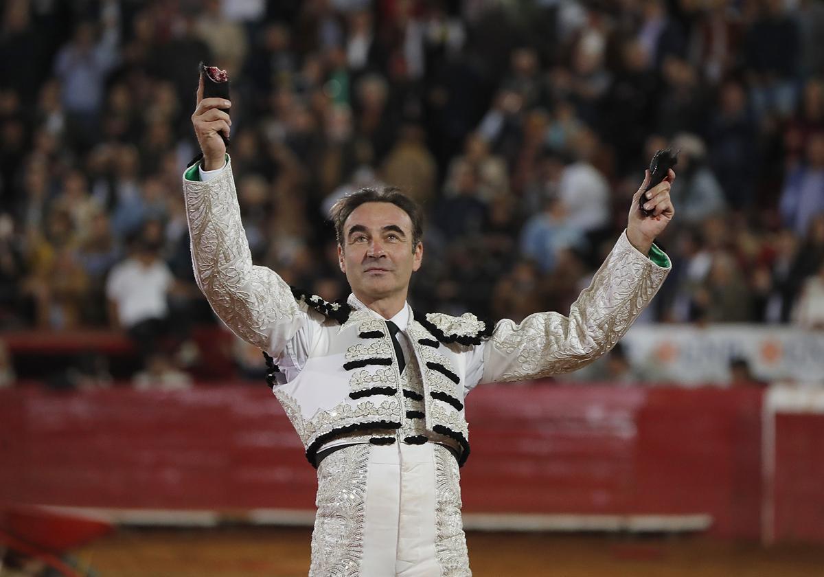 Enrique Ponce corta dos orejas en la Plaza de Toros México