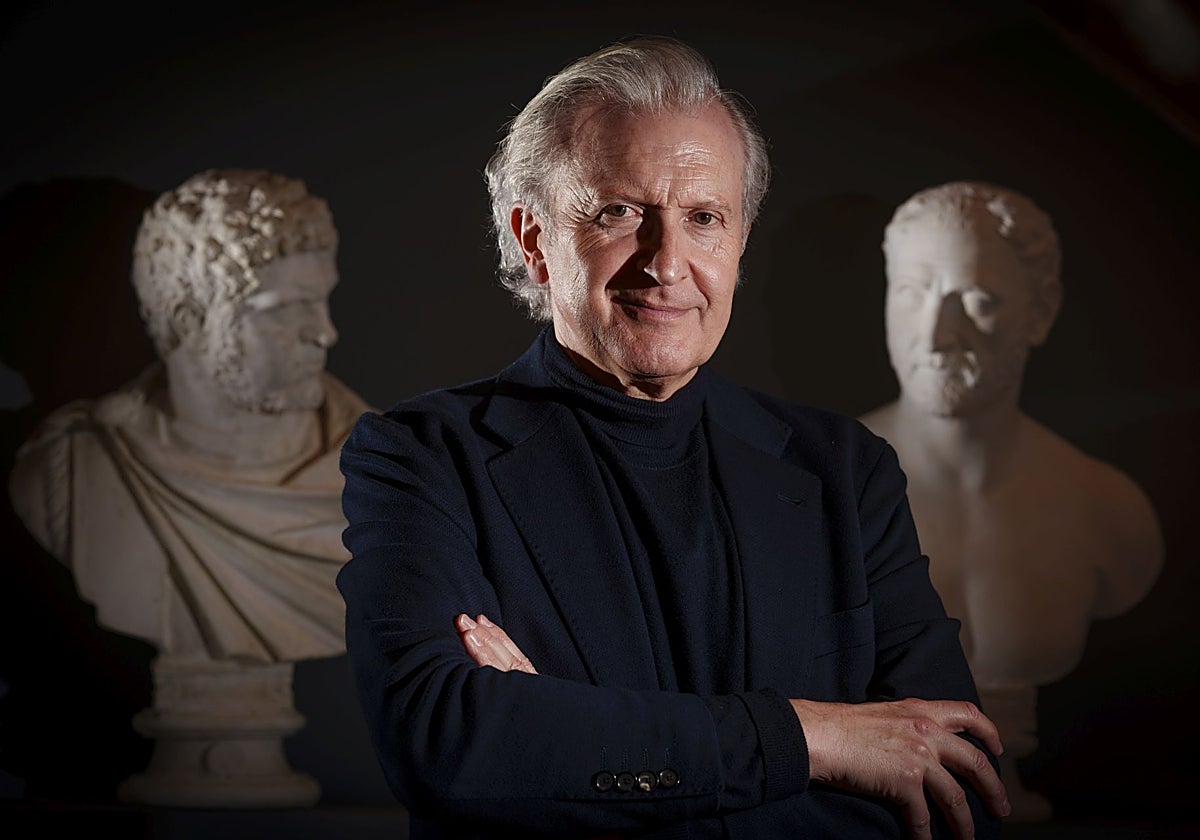 Emilio del Río, en la sala de vaciados de Herculano de la Real Academia de Bellas Artes de San Fernando