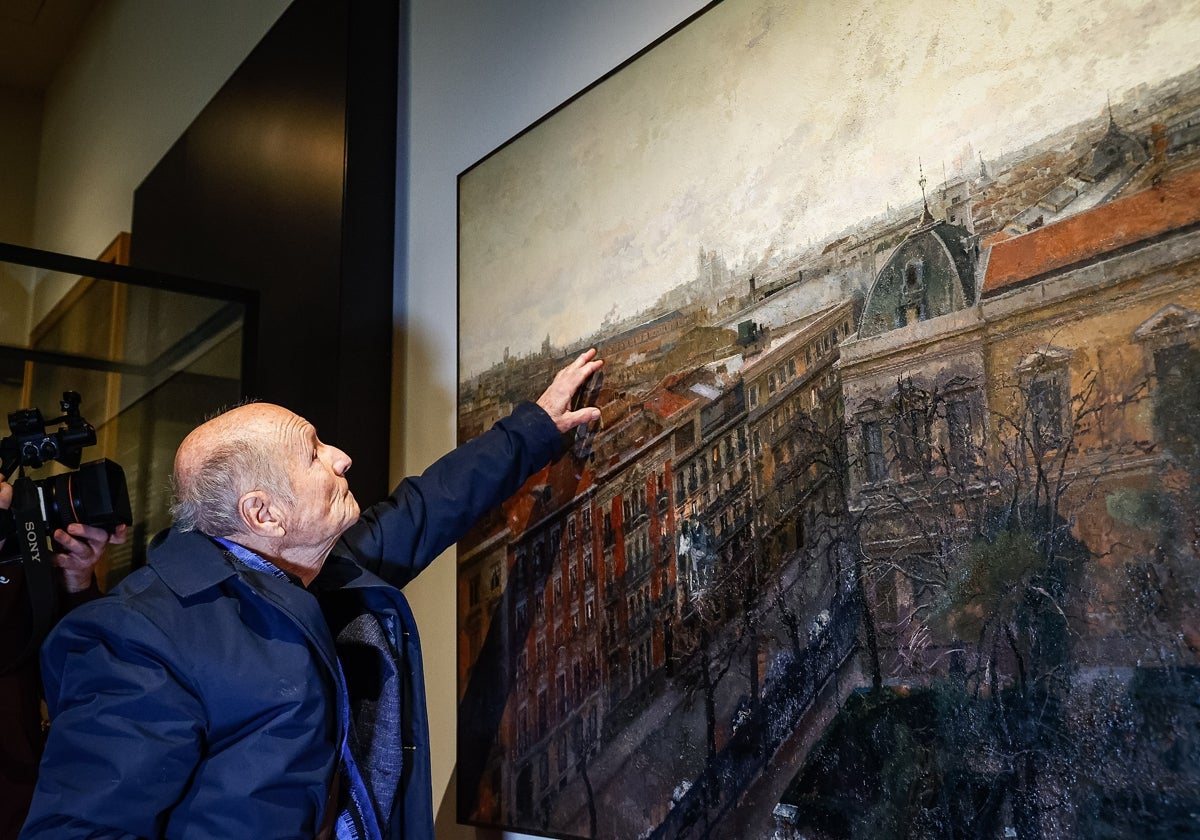 Antonio López, con su obra 'Vista de Madrid (Museo Arqueológico desde la calle Serrano'