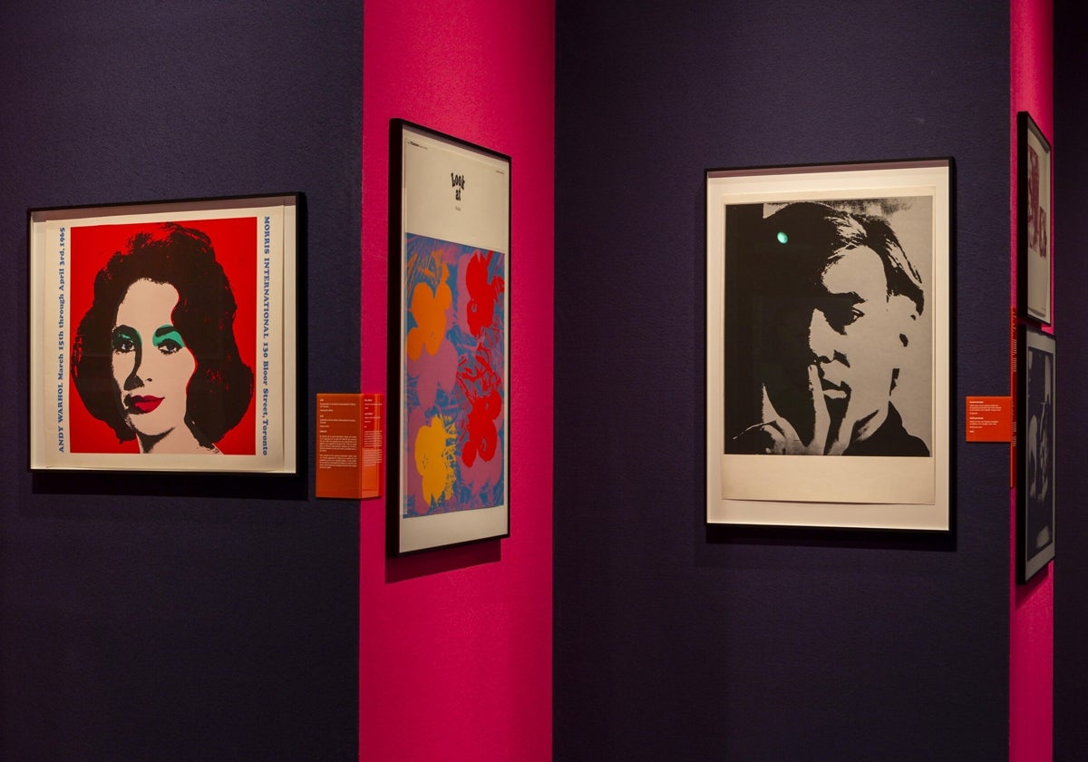 Carteles con la imagen de Elizabeth Taylor, flores y un autorretrato de Warhol, en la exposición