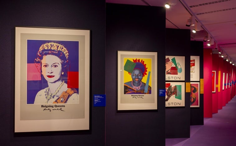 Imagen principal - Arriba, dos obras de la serie 'Reinas reinantes' de Warhol: Isabel II del Reino Unido y Ntombi Twala de Suazilandia. Sobre estas líneas, a la izquierda, 'Autorretrato', 1986, uno de sus últimos carteles. A la derecha, un cartel de Nixon y 'Vacas', papel pintado para una exposición en la Galería Leo Castelli de Nueva York