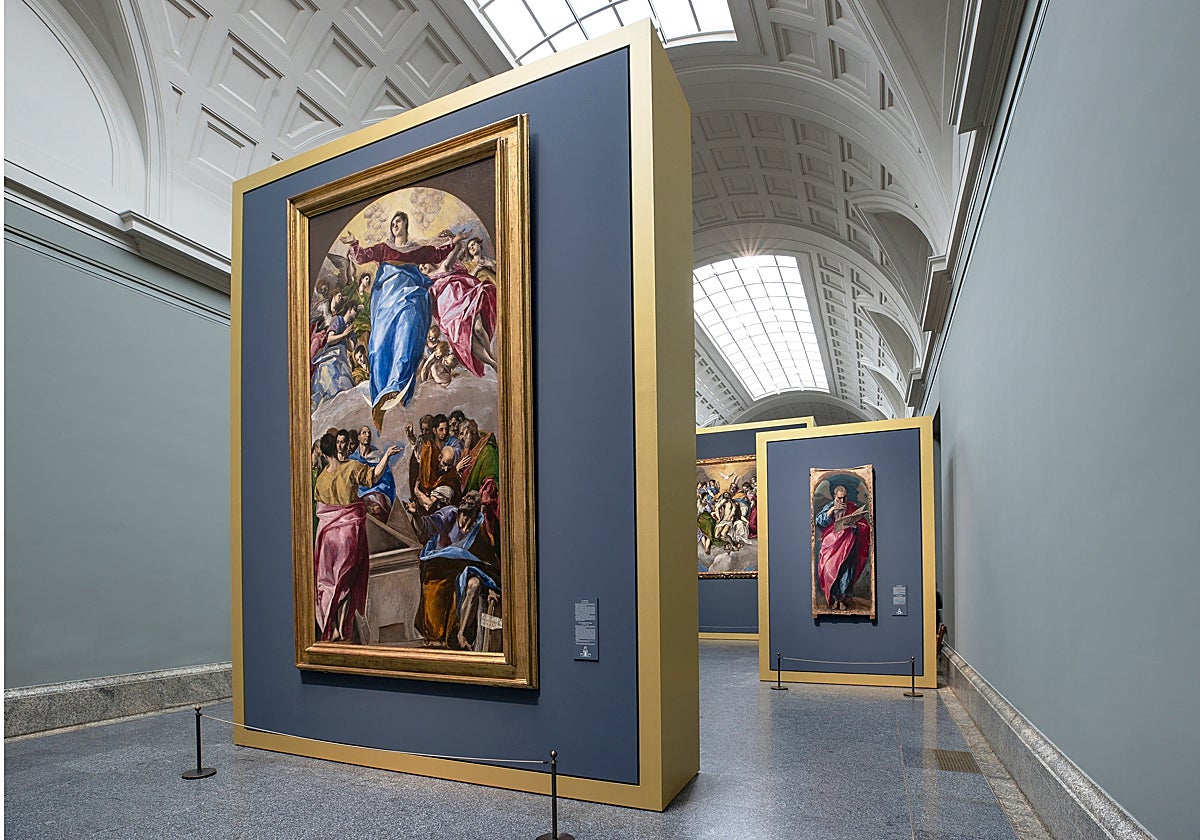 Galería Central del Prado. En primer plano, 'La Asunción', del Greco, cedida por el Art Institute de Chicago. Detrás, 'San Juan Evangelista', de Santo Domingo el Antiguo en Toledo, y 'La Trinidad', del Prado