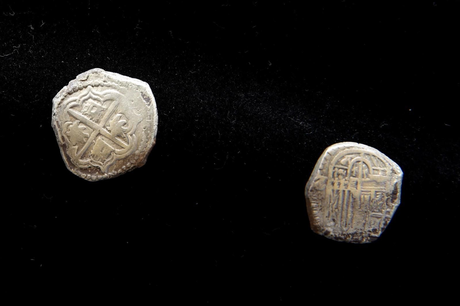 Monedas coloniales encontradas en los vestigios de un arco de piedra colonial en Lima