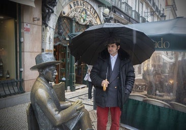 Morante de la Puebla observa la estatua de Fernando Pessoa en Lisboa
