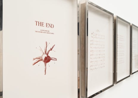 Imagen secundaria 1 - De arriba abajo, el político 'The End: A Love Song', la versión de la pieza compuesta con sangre del artista; y detalle de una de las obras de 'Mirrors'