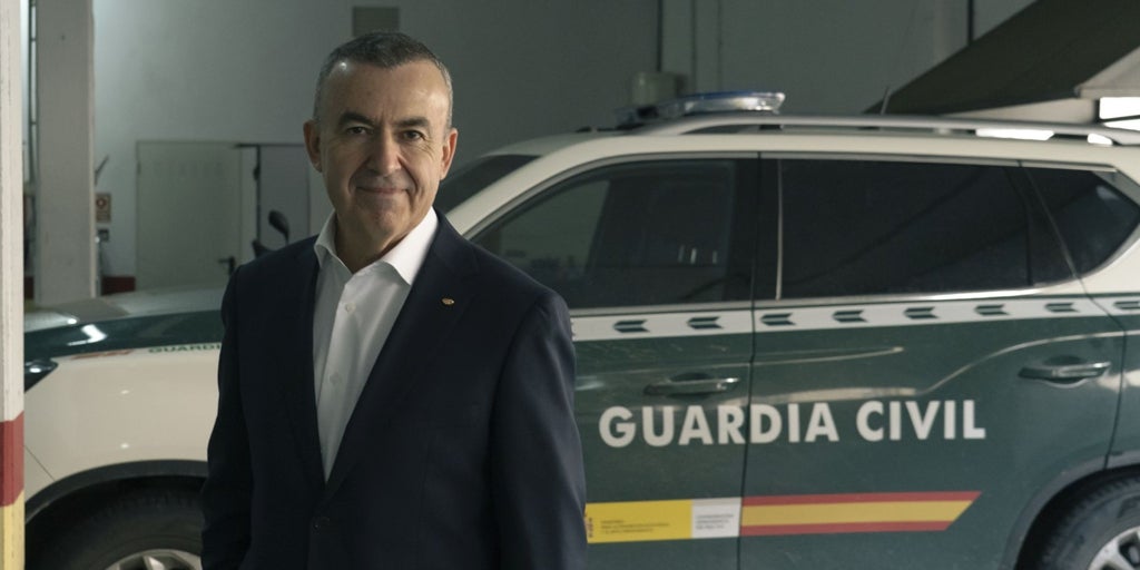 Lorenzo Silva: «España no está siendo generosa con la Guardia Civil»