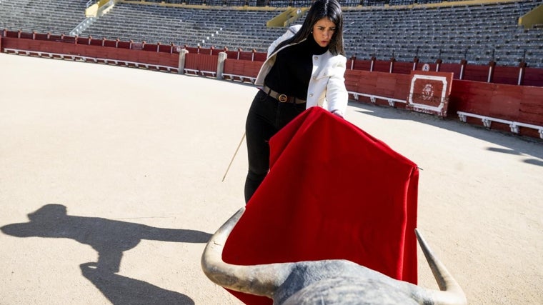 Entrenando con el carretón en la plaza de toros