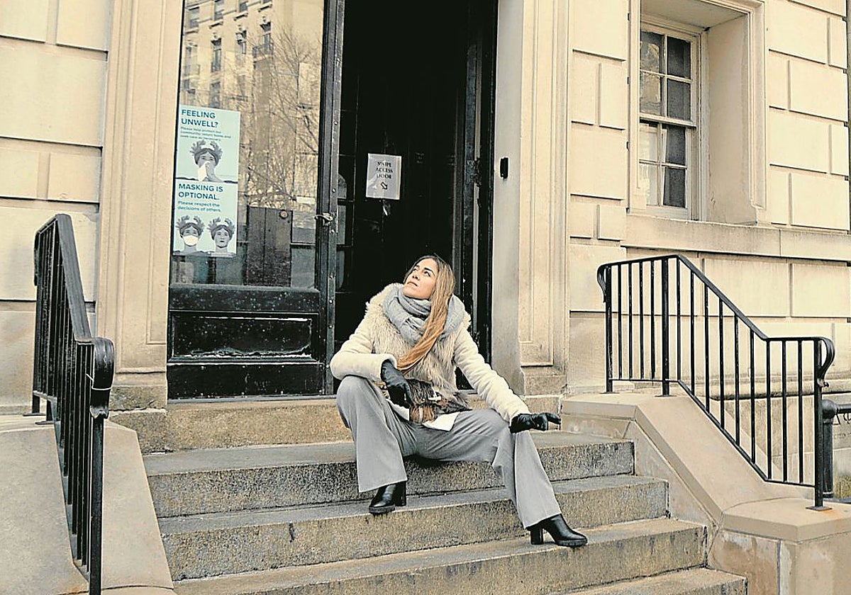 Patricia Guerrero, en el portal de la Casa Hispánica de Nueva York, donde García Lorca solía tocar el piano