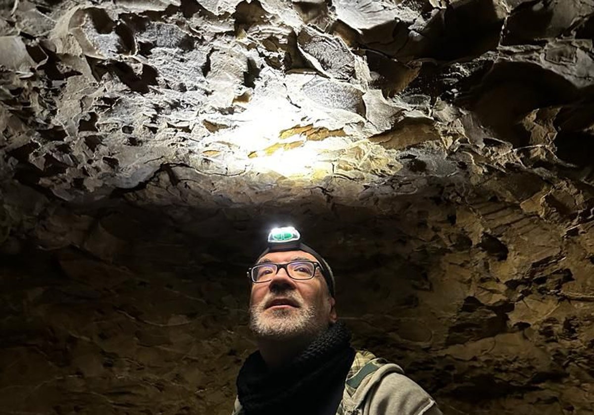 José Miguel Parra en el interior de la pirámide de Sebuseret II en Lahun en 2024