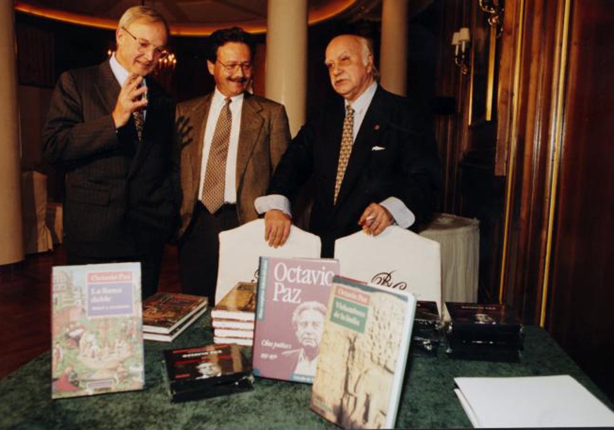 De izquierda a derecha, Hans Meinke, Andrés Sánchez Robayna y Francisco Nieva, en 1997, en un homenaje a Octavio Paz