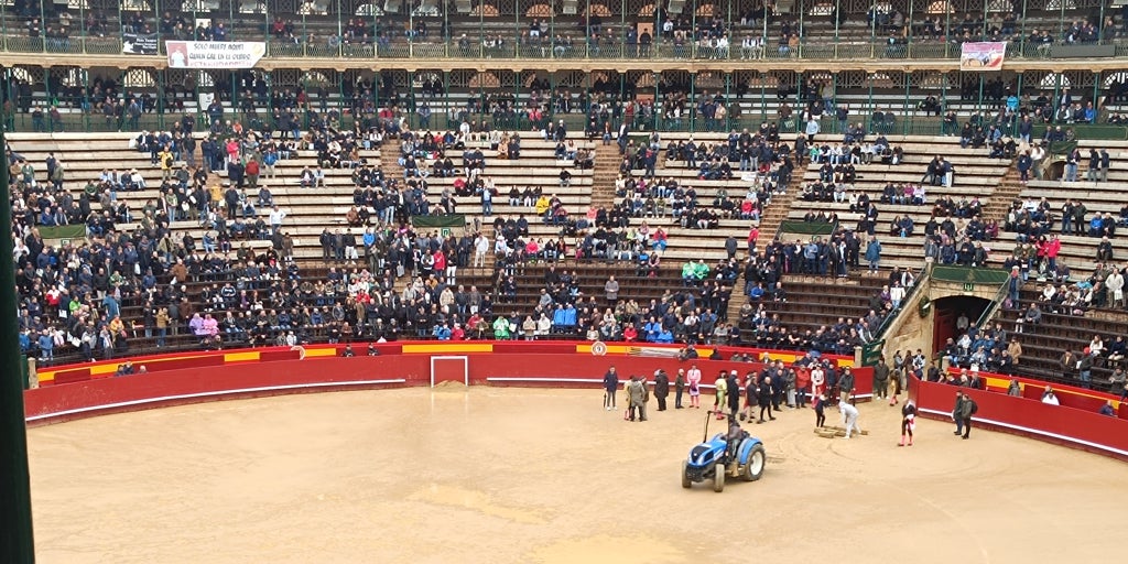 La primera corrida de Fallas, al borde de la suspensión: sale un tractor para «intentar» mejorar el ruedo