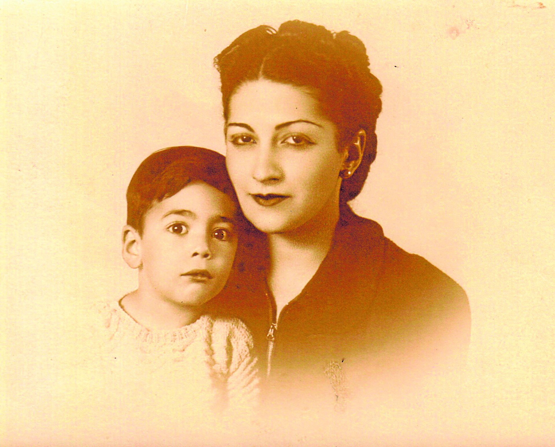 El pequeño Mario junto con su madre, Dora